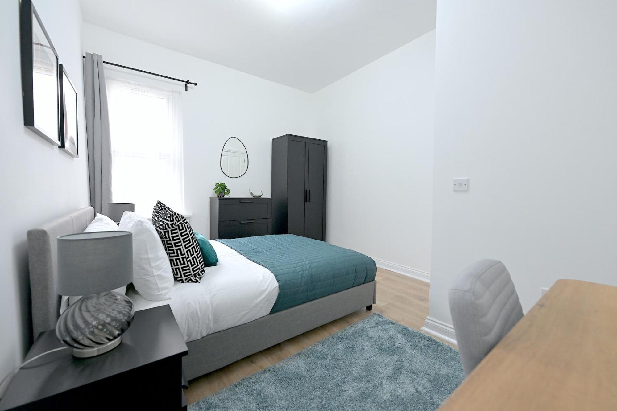 Bright & Large 3 Bed Flat In Appartamento