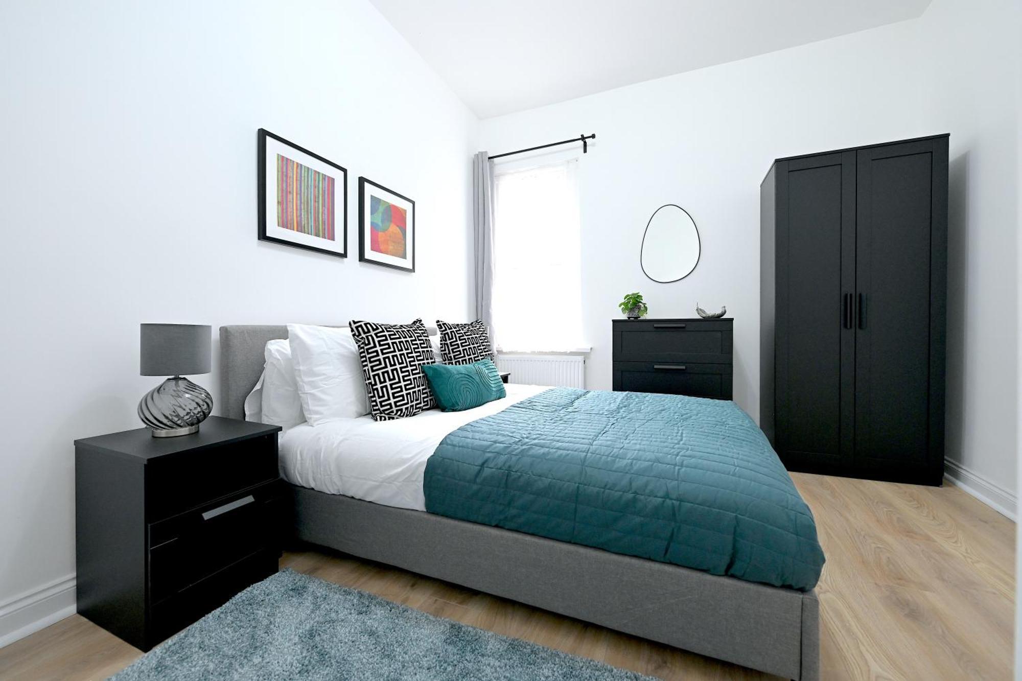 Bright & Large 3 Bed Flat In * Londra